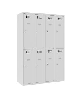 Ein lichtgrauer Fächerschrank mit vier Abteilen und acht Fächern mit jeweils einer Tür. Alle Türen sind geschlossen. Der Schrank steht vor einem weißen Hintergrund.